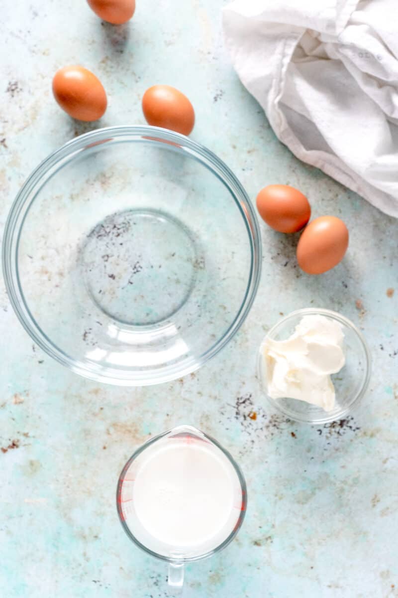 鸡蛋和牛奶靠近搅拌碗
