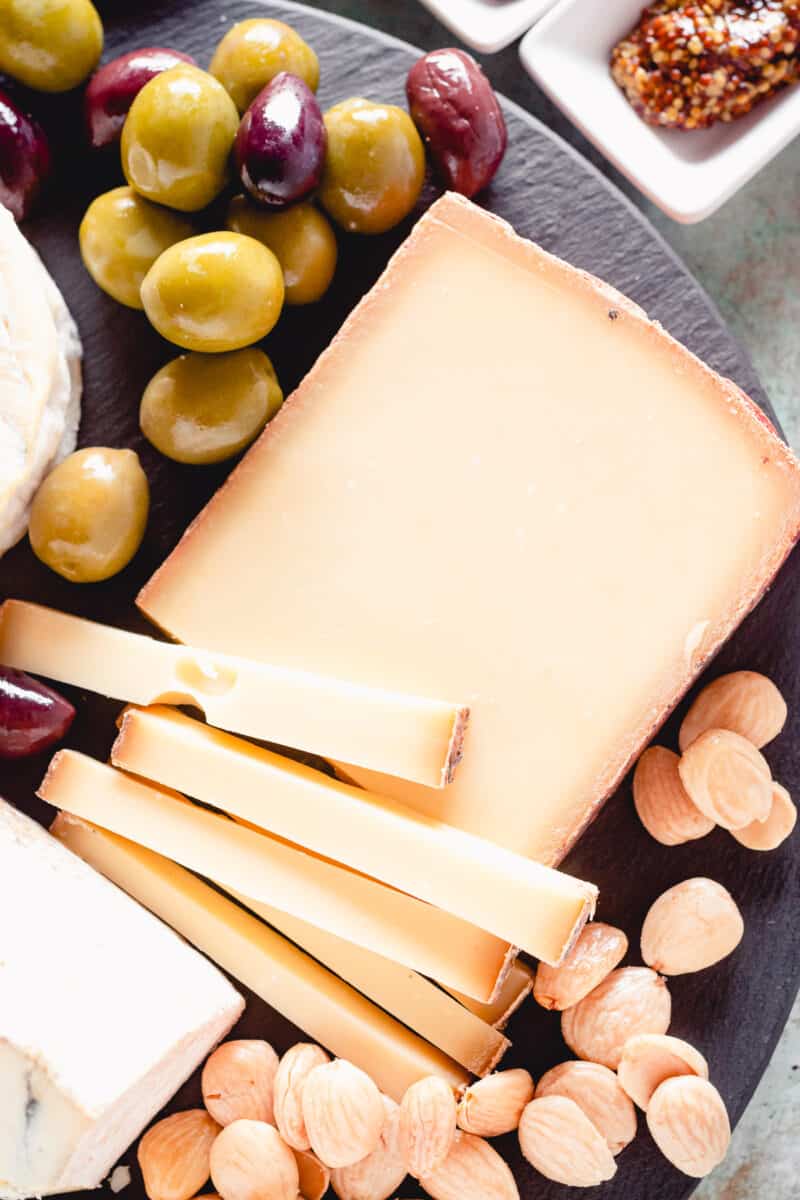 半牢固的奶酪，切片