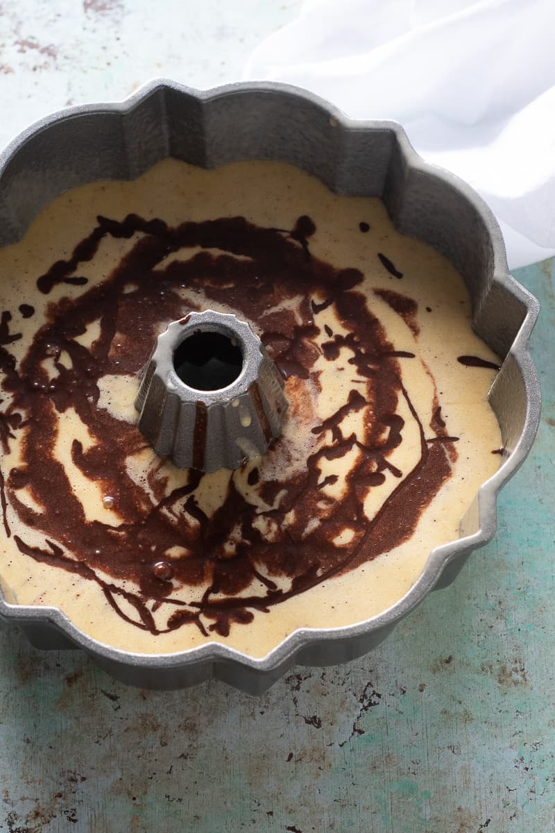 巧克力橙橄榄油蛋糕面糊在平底锅中旋转