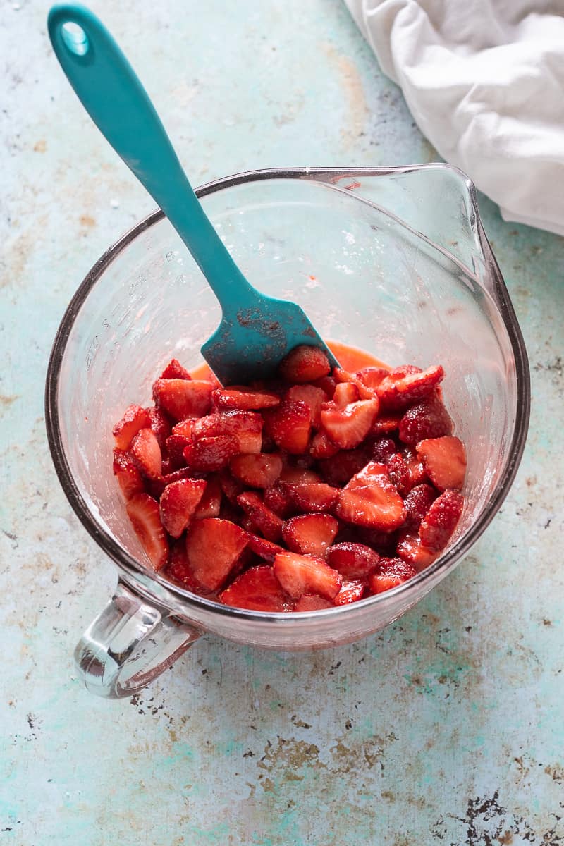 草莓浸糖，木薯淀粉，柠檬汁在碗里，用铲子，俯瞰
