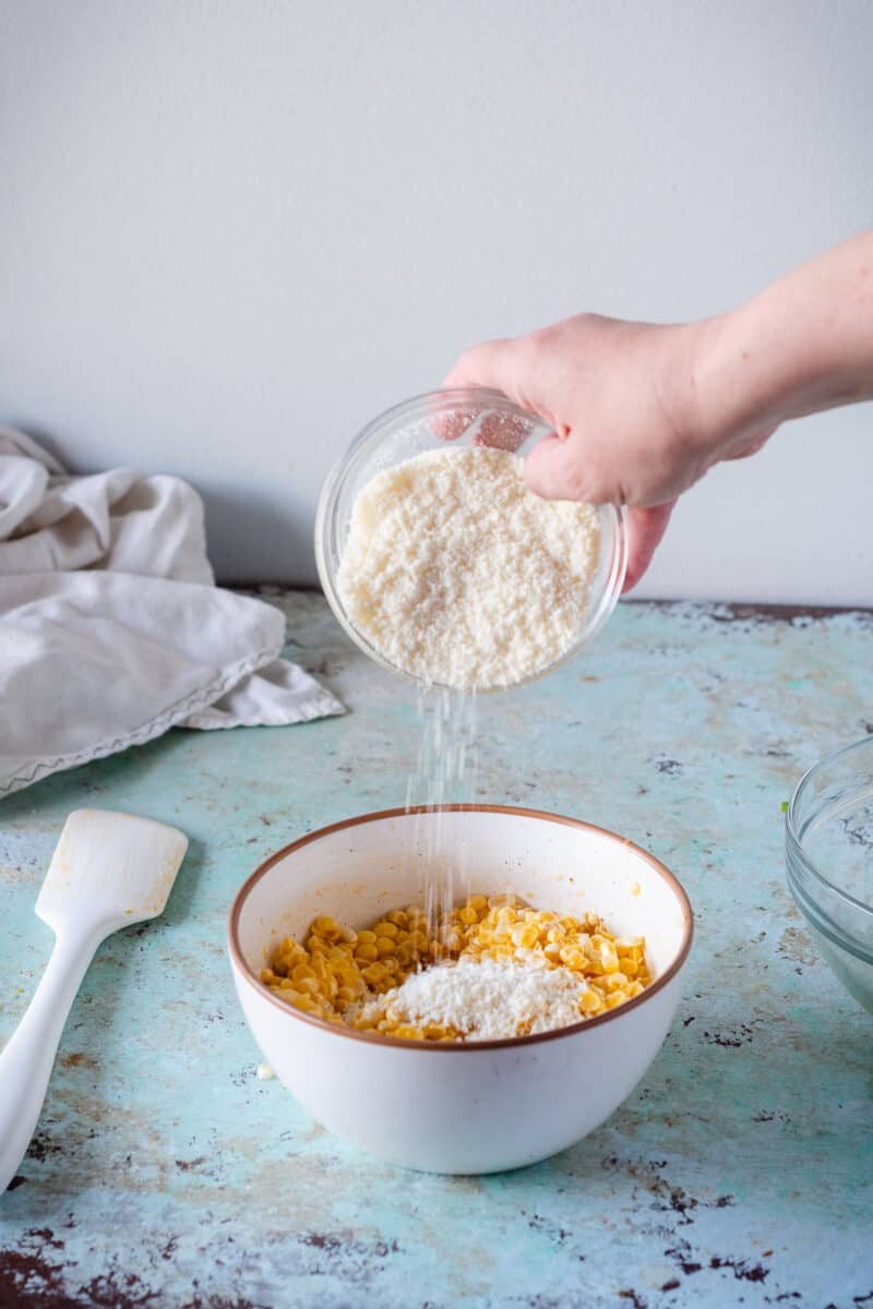 一碗玉米仁扔了味噌石灰黄油，用磨碎的cotija奶酪洒在上面