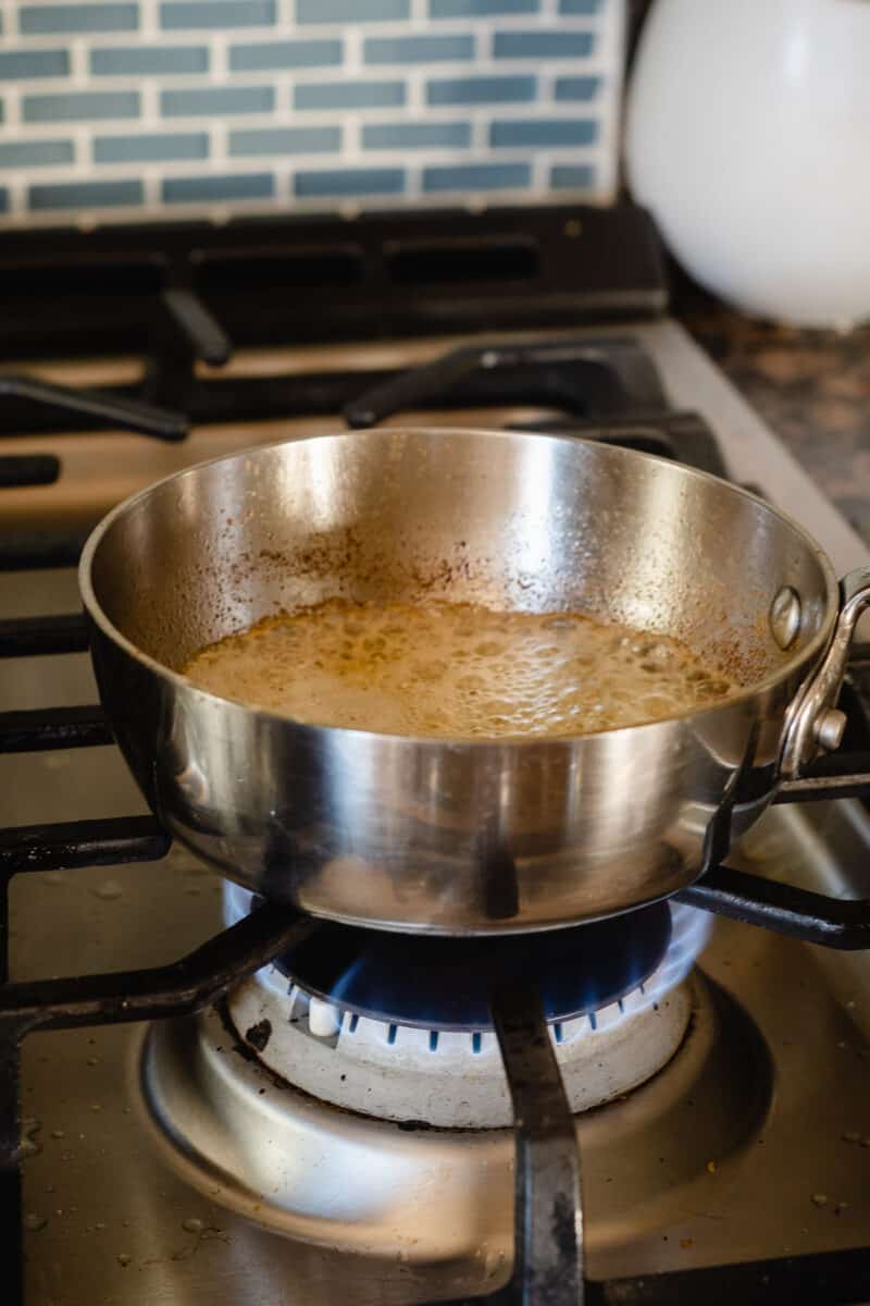 在平底锅中融化并变成褐色的黄油