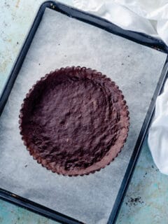 在烤板上的巧克力脆饼馅饼壳