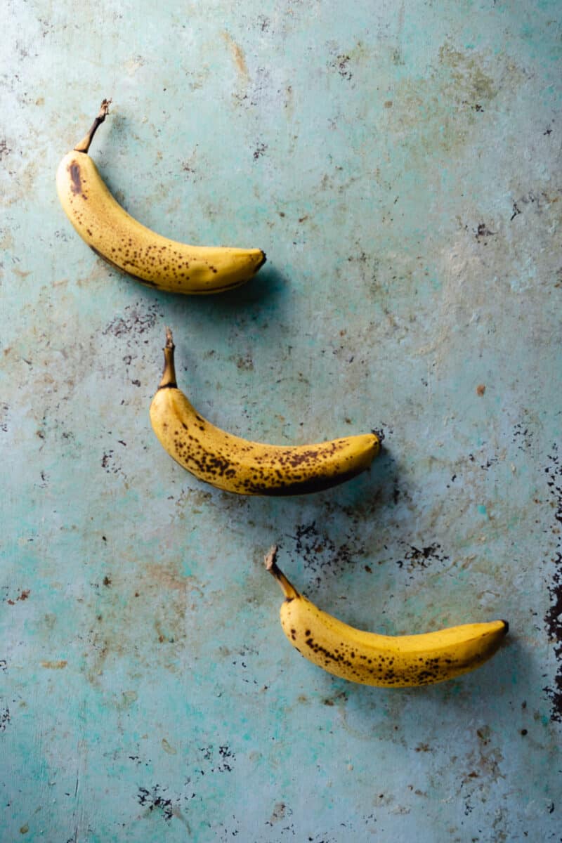 柜台上的三个香蕉