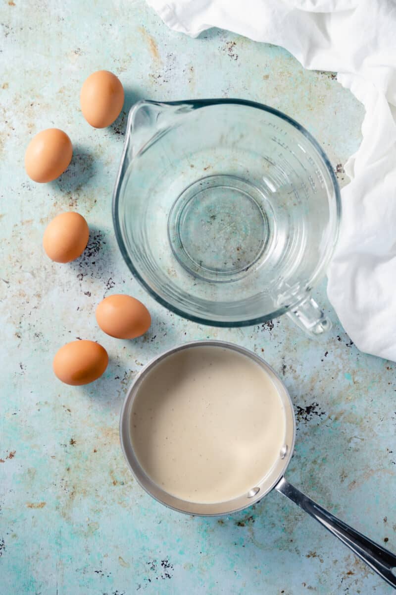 鸡蛋和香蕉浸泡奶油旁边的搅拌碗