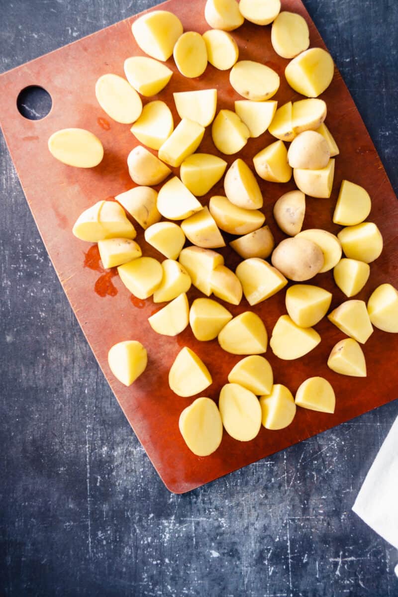 在切菜板上切成片的育空金土豆