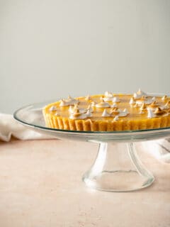 玻璃蛋糕架上的柠檬姜挞