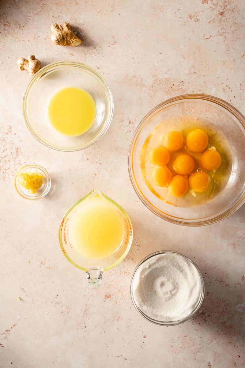 姜汁，鸡蛋，糖，柠檬汁和柠檬般的玻璃准备碗