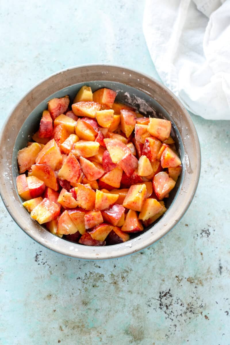 桃子顶上的看法用在烘烤盘的糖混杂