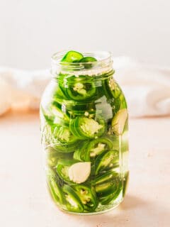 玻璃瓶里的腌切片jalapeños