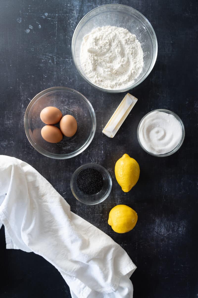 面粉，黄油，糖，柠檬，罂粟籽和鸡蛋放在预备碗里