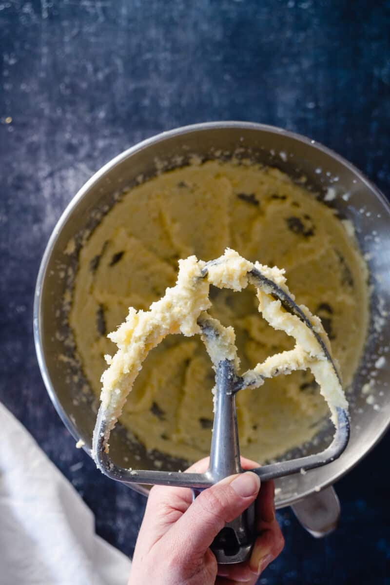 把黄油和糖搅成奶油状的桨